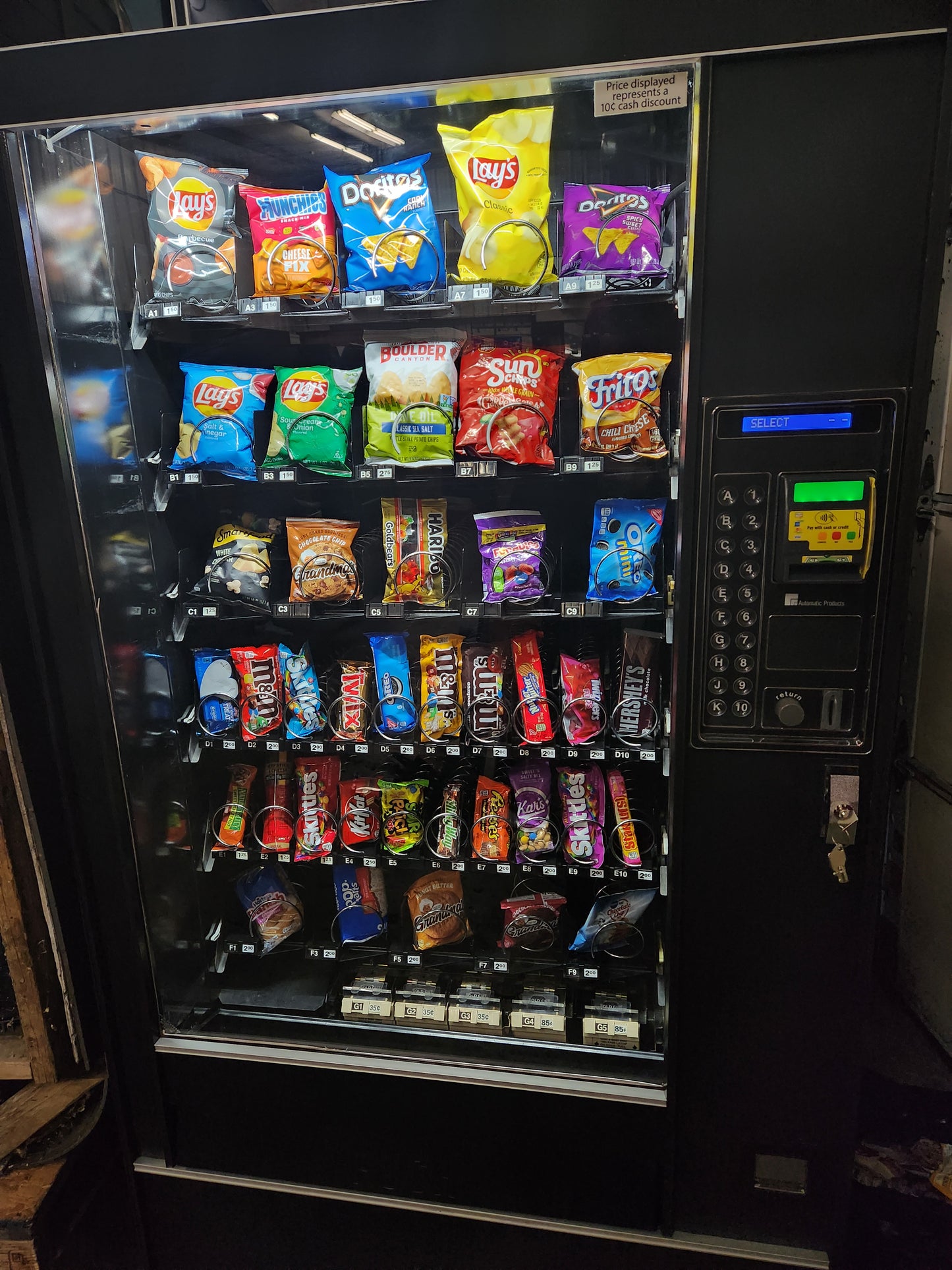 High-Capacity Snack Vending Machine – Fully Refurbished & Ready to Operate